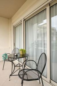 Un balcón con una mesa y sillas y una ventana. en DIEM Studio, en Ioannina 3 fotos más