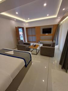 TV a/nebo společenská místnost v ubytování East West Beach Resorts