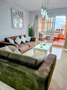 Posezení v ubytování Duquesa Regents apt, large balcony with spectacular sea views close to port and beach