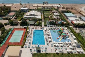Bazén v ubytování Ramada Resort By Wyndham Lara nebo v jeho okolí