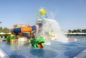 Bazén v ubytování Ramada Resort By Wyndham Lara nebo v jeho okolí