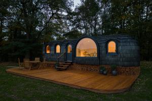 Casa de iguana negra con terraza de madera en Glamping Skrytín 