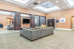 TV a/nebo společenská místnost v ubytování DoubleTree by Hilton Columbus