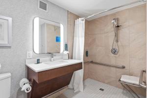Koupelna v ubytování DoubleTree by Hilton Columbus