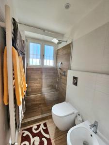 uma casa de banho com um WC e um lavatório em Grazioso bilocale ristrutturato vicino alla Stazione/metro em Milão