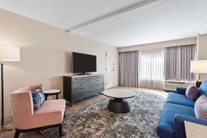 TV a/nebo společenská místnost v ubytování DoubleTree by Hilton Columbus