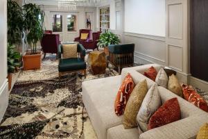 Embassy Suites by Hilton Orlando North的休息区