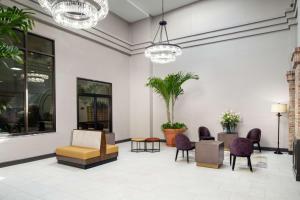 Embassy Suites by Hilton Orlando North的休息区