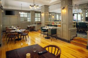 Embassy Suites by Hilton Orlando North餐厅或其他用餐的地方