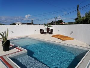uma piscina no telhado de uma casa em Espaço Roteiro de Mimos em São Vicente Ferreira
