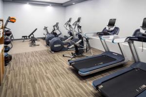 Embassy Suites by Hilton Orlando North的健身中心和/或健身设施