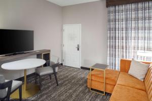 Embassy Suites by Hilton Orlando North的电视和/或娱乐中心