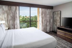 Embassy Suites by Hilton Orlando North客房内的一张或多张床位