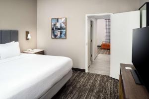 Embassy Suites by Hilton Orlando North客房内的一张或多张床位