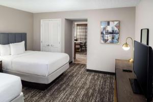 Embassy Suites by Hilton Orlando North客房内的一张或多张床位