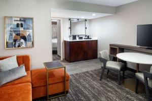 uma sala de estar com um sofá e uma mesa em Embassy Suites by Hilton Orlando North em Orlando