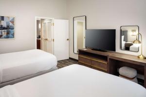 Embassy Suites by Hilton Orlando North客房内的一张或多张床位