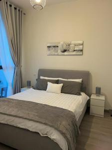 ein Schlafzimmer mit einem großen Bett in einem Zimmer in der Unterkunft Dar Alsalam - Premium and Spacious 1BR With Balcony in Noor 2 in Dubai