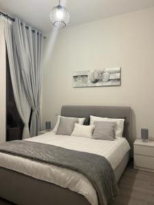 1 dormitorio con 1 cama grande y paredes blancas en Dar Alsalam - Premium and Spacious 1BR With Balcony in Noor 2 en Dubái