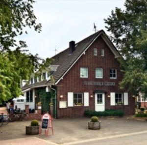 een groot bakstenen gebouw met een bord ervoor bij Marienthaler Gasthof in Marienthal