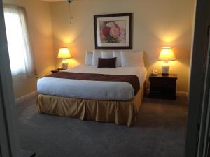 מיטה או מיטות בחדר ב-Beau Rivage Golf and Resort