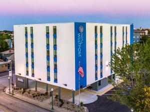 a large white building with an american flag at Hotel Westport Kansas City, Tapestry Collection by Hilton in Kansas City