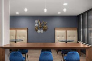 comedor con mesa y sillas azules en Hotel Westport Kansas City, Tapestry Collection by Hilton, en Kansas City