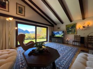 un soggiorno con una grande finestra e una TV di Die Landhausvilla in Unterach am Attersee a Unterach am Attersee