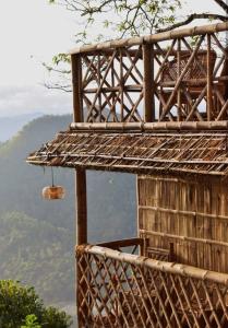un edificio de bambú con vistas a la montaña en Meraki Tribe Heritage, en Munnar