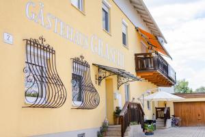 a building with a sign on the side of it at Flataid Gästehaus Graschi - Steinbergstraße in Graz