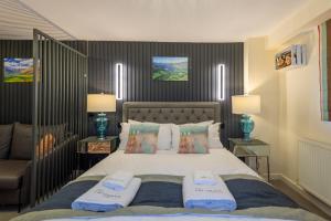 Säng eller sängar i ett rum på THE AMBLESIDE APARTMENTS - Self catering with private kitchen - Best for Location