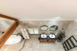 Ένα μπάνιο στο Luxury, Modern barn with hot tub +43 φωτογραφίες