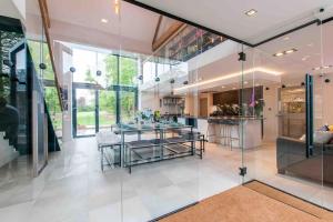 Η κουζίνα ή μικρή κουζίνα στο Luxury, Modern barn with hot tub