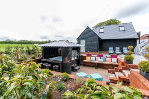 Κήπος έξω από το Luxury, Modern barn with hot tub