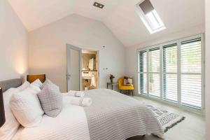 Ένα ή περισσότερα κρεβάτια σε δωμάτιο στο Luxury, Modern barn with hot tub