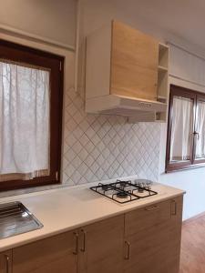 una cucina con fornelli e piano di lavoro di La casa di Elenù a Posillipo a Napoli