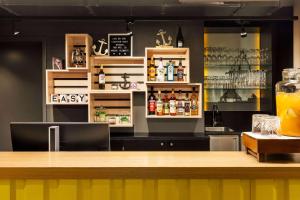 El salón o zona de bar de Vienna House Easy by Wyndham Bremen City Apartments