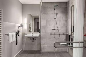 Un baño de Vienna House Easy by Wyndham Bremen City Apartments