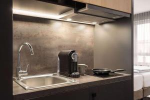 Una cocina o zona de cocina en Vienna House Easy by Wyndham Bremen City Apartments
