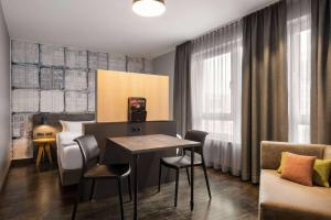 Zona de estar de Vienna House Easy by Wyndham Bremen City Apartments