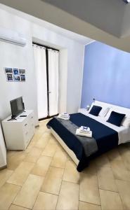 - une chambre avec un grand lit et une télévision dans l'établissement Casa Francy e Carmen Napoli, à Naples