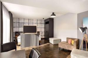Zona de estar de Vienna House Easy by Wyndham Bremen City Apartments