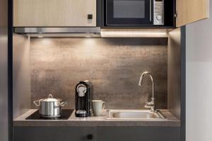 Una cocina o zona de cocina en Vienna House Easy by Wyndham Bremen City Apartments