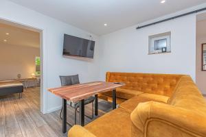 ein Wohnzimmer mit einem Sofa und einem Tisch in der Unterkunft fewo1846 - App Westerland - komfortable Wohnung mit 3 Schlafzimmern im 1 OG in Flensburg