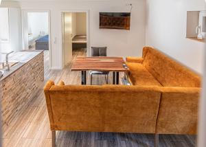 ein Wohnzimmer mit einem Sofa und einem Tisch in der Unterkunft fewo1846 - App Westerland - komfortable Wohnung mit 3 Schlafzimmern im 1 OG in Flensburg