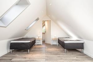 2 Betten in einem Schlafzimmer im Dachgeschoss mit Oberlichtern in der Unterkunft fewo1846 - App Westerland - komfortable Wohnung mit 3 Schlafzimmern im 1 OG in Flensburg