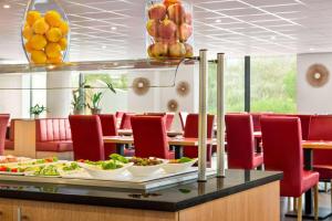 un buffet con tazones de comida en una mesa en un restaurante en Amedia Amsterdam Airport, Trademark Collection by Wyndham - Free Parking, en Schiphol