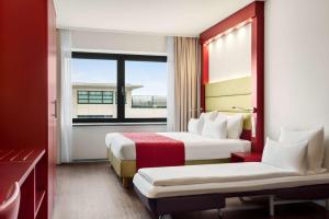 um quarto de hotel com duas camas e uma janela em Amedia Amsterdam Airport, Trademark Collection by Wyndham - Free Parking em Schiphol