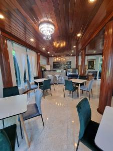 a restaurant with tables and chairs and a dining room at Ayutthaya teak home Homestay in Phra Nakhon Si Ayutthaya
