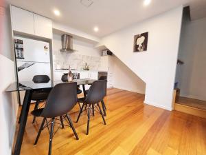 a kitchen and dining room with a table and chairs at Rosie Townhouse in prime location close to CBD in Melbourne